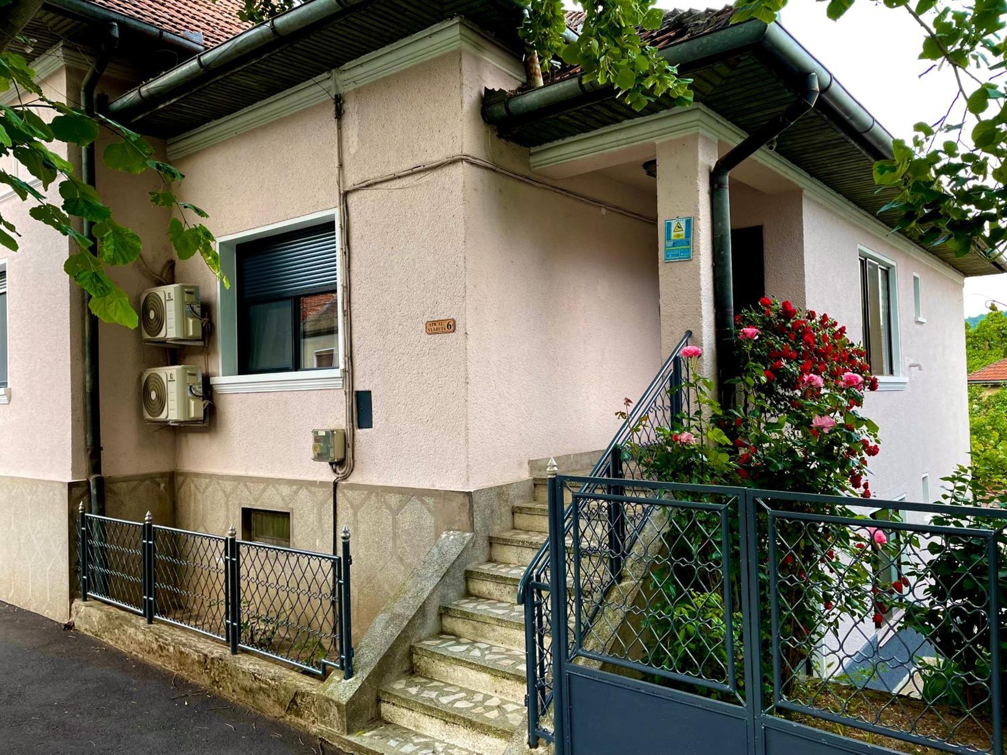 Holiday Home Esku Оршова Екстер'єр фото